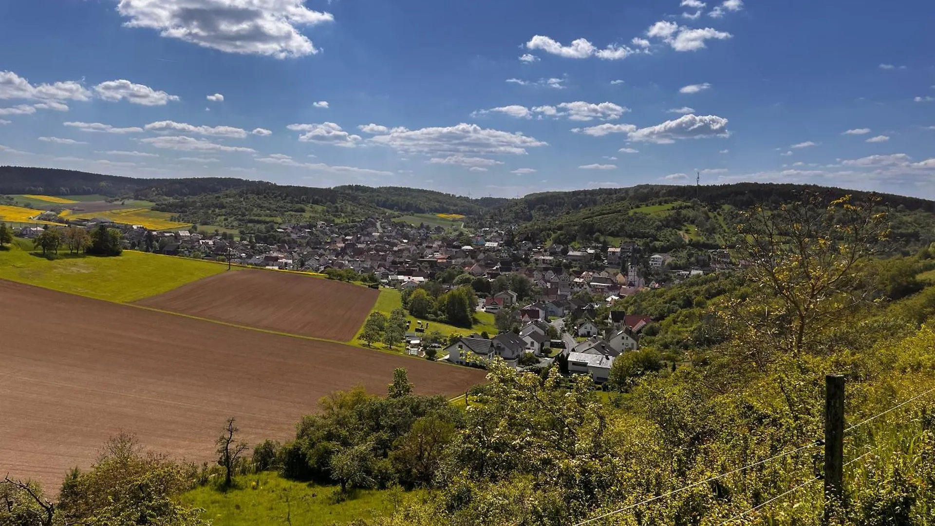 Ferienhaus Weinbergblick - Nahe Wuerzburg - 2 Schlafzimmer - Familienfreundlich - Terrasse Unterleinach